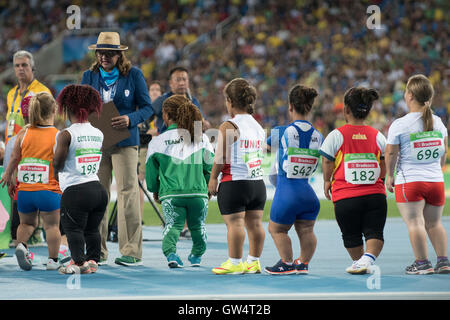 Rio De Janeiro, Brz. Undicesimo Sep, 2016. Rio de Janeiro, Brasile 11SEP16: colpo messo gli atleti in campo femminile F40 evento line up per la concorrenza sulla quarta giornata di gare di atletica al 2016 Rio Giochi Paralimpici. Credito: Bob Daemmrich/Alamy Live News Foto Stock