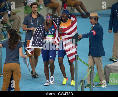 Stati Uniti d'America's David Brown, con guida Jerome Avery, celebra dopo la vittoria degli uomini di 100 m di T1 la gara al Rio 2016 Paralimpiadi. Foto Stock