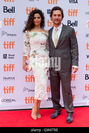 Toronto, Canada. Undicesimo Sep, 2016. Attore Matthew McConaughey e sua moglie Camila Alves frequentare il mondo premiere del film "ing" del Princess Of Wales Theatre durante la quarantunesima edizione del Toronto International Film Festival di Toronto, Canada, Sett. 11, 2016. Credito: Zou Zheng/Xinhua/Alamy Live News Foto Stock