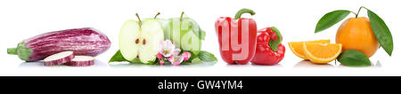 Frutta e verdura arancione apple mele arance peperone di frutta in una riga isolata su uno sfondo bianco Foto Stock