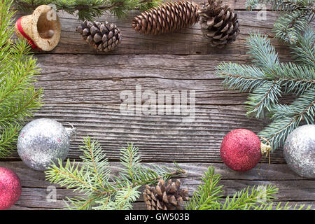 Le palle di Natale , pigne e aghi su sfondo di legno Foto Stock