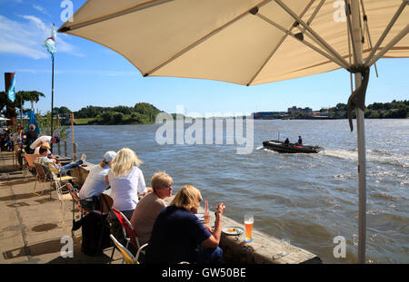 Penisola Entenwerder, Goldenen Pavillon e cafè al fiume Elba, Amburgo, Germania, Europa Foto Stock