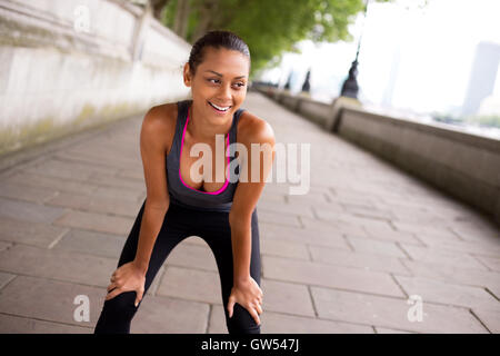 Felice giovane donna fuori esercizio Foto Stock