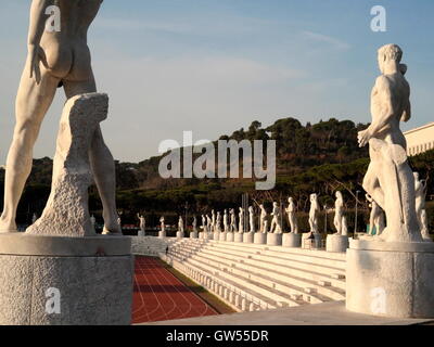 AJAXNETPHOTO. 2015. Roma, Italia. - MUSSOLINI ERA architettura - statue in marmo di atleti che circonda l'OLYMPIC STADIO DEI MARMI costruita tra 1928 - 1938 AL FORO ITALICO. Foto:JONATHAN EASTLAND/AJAX REF:GX151012 732 Foto Stock