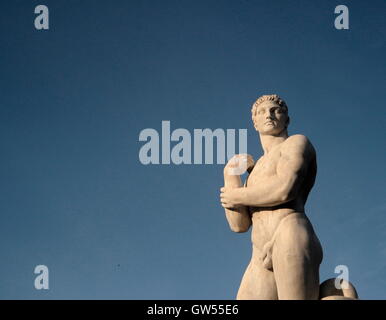 AJAXNETPHOTO. 2015. ROMA, ITALIA. - STATUA DELL'ATLETA - UNA DELLE TANTE STATUE IN MARMO DI CARRARA DI ATLETI CIRCONDA LO STADIO OLIMPICO DEI MARMI IN FORO ITALICO COSTRUITO TRA IL 1928 E IL 1938. FOTO: JONATHAN EASTLAND/AJAX RIF: GX151012 737 Foto Stock