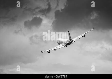 Virgin Atlantic - Boeing 747-400 flypast a Biggin Hill Airshow di Foto Stock