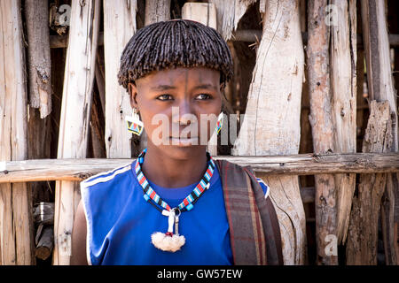 Ritratto di una donna della tribù Bana in abito tradizionale della valle dell'Omo nel sud dell Etiopia Foto Stock