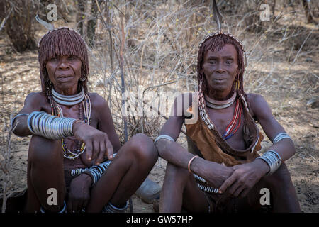 Due donne della tribù Hamer della valle dell'Omo in Etiopia adornata con capelli intrecciati ed esteso i complementi Foto Stock