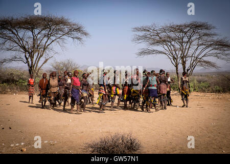 Le donne della tribù Hamer della valle dell'Omo di Etiopia danza una danza rituale in onore del bull jumping cerimonia della tribù Foto Stock