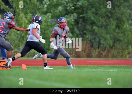 Una scuola di defensive back che attraversa la linea di traguardo per pagare la sporcizia a seguito di un ritorno di intercettazione per un touchdown. Stati Uniti d'America. Foto Stock