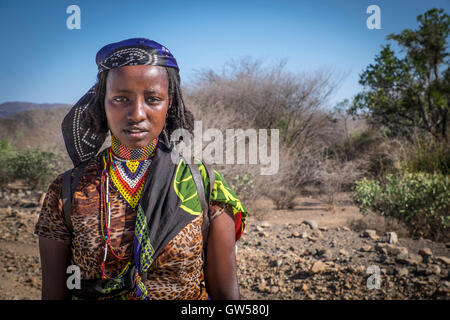 Giovane bellezza etiope a piedi nel deserto del sud Etiopia Foto Stock