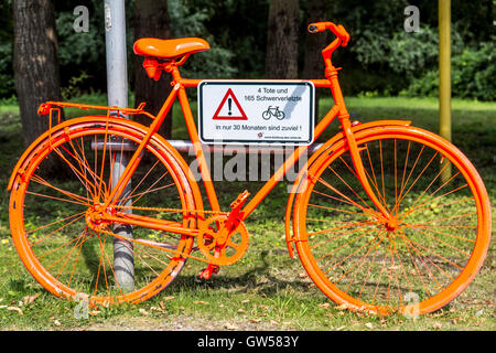 Ghost Bike, verniciato di colore arancione la bicicletta come memoriale di un incidente di traffico sito, a Duisburg, promemoria per essere più attenti nel traffico Foto Stock