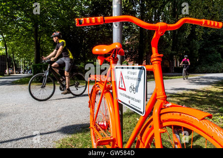 Ghost Bike, verniciato di colore arancione la bicicletta come memoriale di un incidente di traffico sito, a Duisburg, promemoria per essere più attenti nel traffico Foto Stock