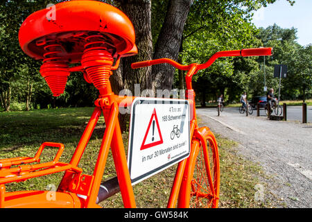 Ghost Bike, verniciato di colore arancione la bicicletta come memoriale di un incidente di traffico sito, a Duisburg, promemoria per essere più attenti nel traffico Foto Stock