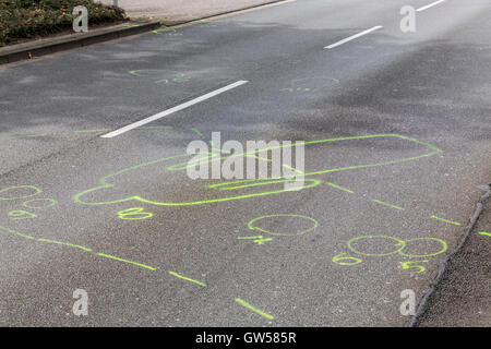 Contrassegni della polizia a un incidente di traffico sito, una donna con una bicicletta, è stato colpito da un auto su un crosswalk e morì, Essen, Germania Foto Stock