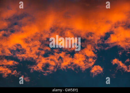 Abstract vibranti nuvole al tramonto Foto Stock