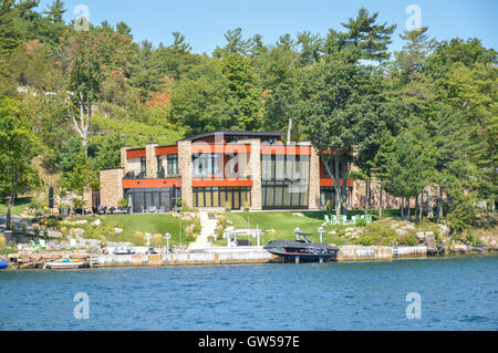 Kingston, Canada - 3 Settembre 2016: un'isola con la casa bianca di mille isole Regione in estate a Kingston, Ontario, Foto Stock