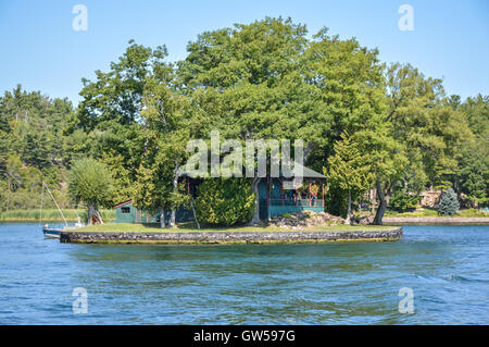 Kingston, Canada - 3 Settembre 2016: un'isola con la casa marrone e le persone in mille isole Regione in estate a Kin Foto Stock