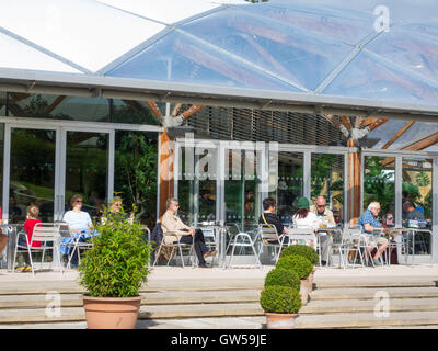 Esterno del padiglione caffetteria in Alnwick Castle Garden in tarda estate Foto Stock