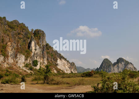 Kompong Trach - formazioni rocciose & statue buddiste in una grotta Foto Stock