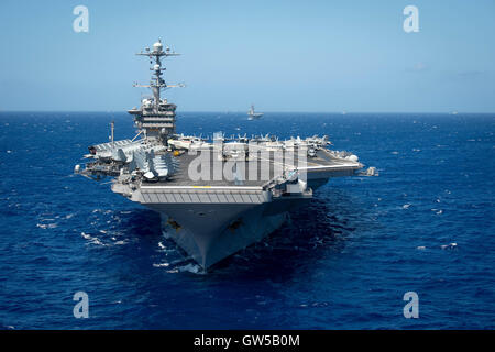 US Navy Nimitz-class portaerei USS John C. Stennis cuoce a vapore in stretta formazione durante il cerchio del pacifico esercizio Giugno 22, 2016 nell'Oceano Pacifico. Venti-sei nazioni, più di 40 navi e sottomarini, più di 200 aerei e 25.000 personale partecipano RIMPAC. Foto Stock