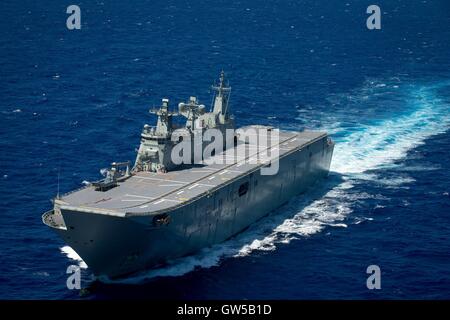 Royal Marina australiana Canberra classe nave anfibio HMAS Canberra cuoce a vapore in stretta formazione durante il cerchio del pacifico esercizio Giugno 22, 2016 nell'Oceano Pacifico. Venti-sei nazioni, più di 40 navi e sottomarini, più di 200 aerei e 25.000 personale partecipano RIMPAC. Foto Stock