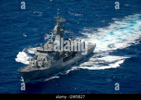 Royal Australian Navy Classe Anzac frigate HMAS Ballarat cuoce a vapore in stretta formazione durante il cerchio del pacifico esercizio Giugno 22, 2016 nell'Oceano Pacifico. Venti-sei nazioni, più di 40 navi e sottomarini, più di 200 aerei e 25.000 personale partecipano RIMPAC. Foto Stock