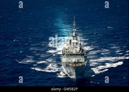 Royal Canadian Navy Halifax-class frigate suo Majestys nave canadese HMCS Vancouver cuoce a vapore in stretta formazione durante il cerchio del pacifico esercizio Giugno 22, 2016 nell'Oceano Pacifico. Venti-sei nazioni, più di 40 navi e sottomarini, più di 200 aerei e 25.000 personale partecipano RIMPAC. Foto Stock