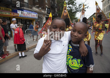 Caraibi Kiddie Parade prende il via il Carnevale Caraibico oltre il weekend della Festa del Lavoro che conduce fino al Labor Day West Indian Parade lungo la Eastern Parkway a Brooklyn, New York. Foto Stock