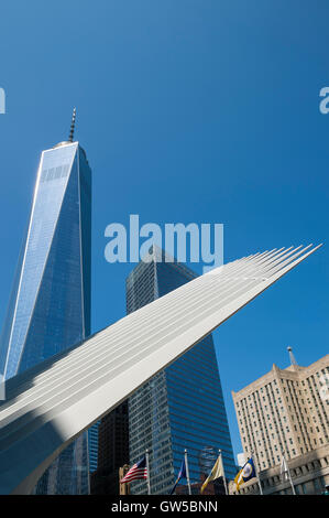 NEW YORK CITY - 4 Settembre 2016: distintiva forma architettonica dell'occhio hub di trasporto presso il World Trade Centre. Foto Stock