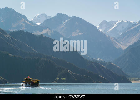 Barca sul Lago Celeste (Tianchi) vicino a Urumqi, Cina Foto Stock