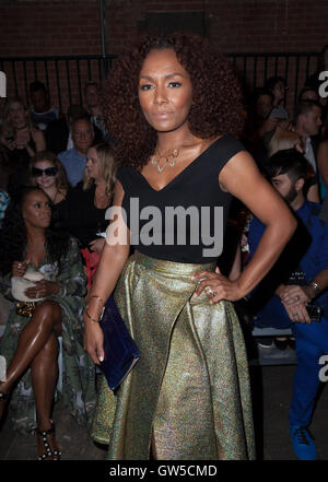 Janet Mock assiste la pista per il cristiano siriano collezione durante la settimana della moda di New York la primavera/estate 2017 al fascio di arte Foto Stock