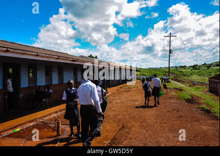 Visitare una scuola Zulu vicino a Hluhluwe nel KwaZulu-Natal, in Sudafrica. Foto Stock