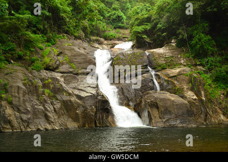 Cascate di Meenmutty Foto Stock