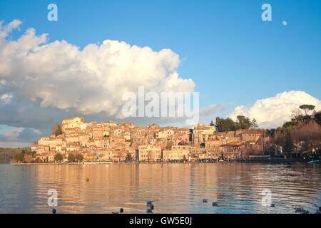 Anguillara Sabazia village e vista lago. Foto Stock