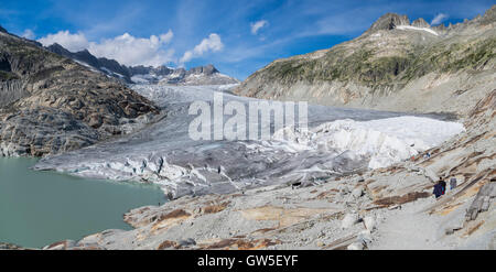 Ampio angolo di panorama del ghiacciaio del Rodano, la cui lingua è esteso in un piccolo lago. Obergoms, Vallese, Svizzera. Foto Stock