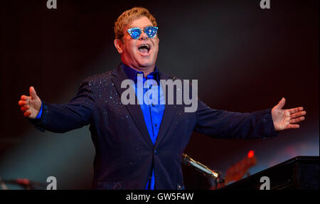 Sir Elton John eseguendo a Radio 2 Live in Hyde Park, Londra. Foto Stock