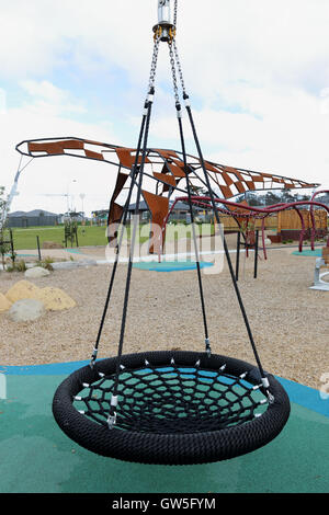 Cestello Pterodactyl swing che possono oscillare 360 grado al parco giochi Megasaurus Cranbourne East Melbourne Victoria Australia Foto Stock