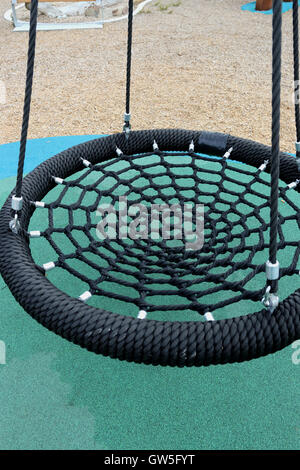 Cestello Pterodactyl swing che possono oscillare 360 grado al parco giochi Megasaurus Cranbourne East Melbourne Victoria Australia Foto Stock