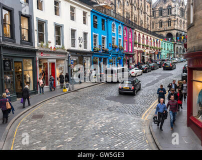 Edinburgh West Bow e Victoria Street con i suoi colorati negozi nella città vecchia. Foto Stock