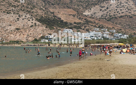 Nuotatori a Kamares beach godendo le vacanze estive presso l'isola greca di Sifnos in Grecia. Foto Stock