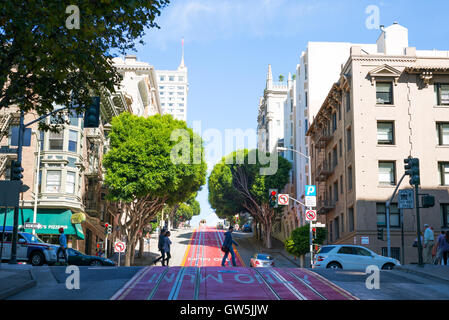 San Francisco, Stati Uniti d'America - 24 Settembre 2015: persone che attraversano il cavo auto brani di Mason street Foto Stock