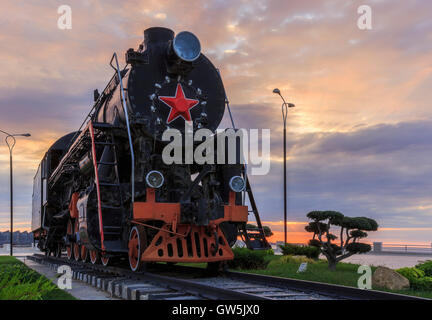 Vecchia locomotiva sovietica sul boulevard di Baku.Azerbaigian Foto Stock