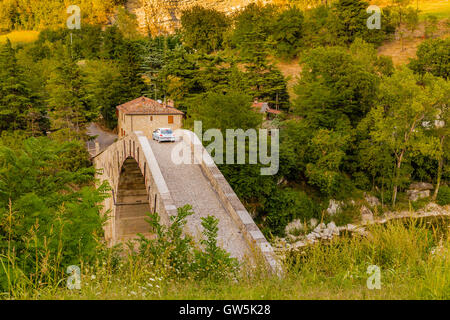 Attraversamento di auto antiche gobbo ponte in Emilia Romagna Foto Stock