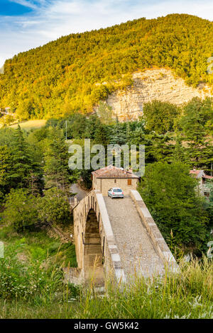 Attraversamento di auto antiche gobbo ponte in Emilia Romagna Foto Stock