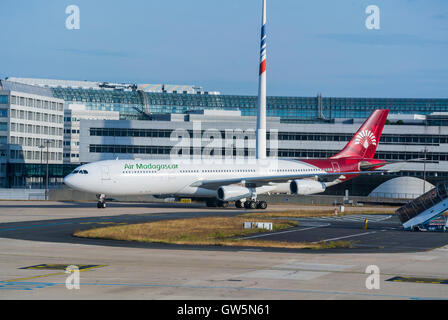 Parigi, Francia, Jet, Air Madagascar, aereo sulla pista all'aeroporto Roissy, Charles de Gaulle, aerei all'aeroporto di parigi, aerei Foto Stock