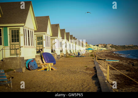 Fila di case sulla spiaggia lungo la costa di Cape Cod rivolto verso la spiaggia e la baia di Cape Cod Foto Stock