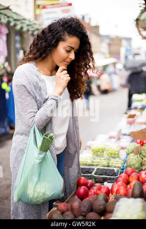 Giovane donna shopping al mercato Foto Stock