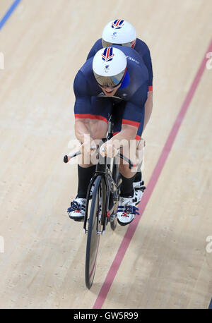 Gran Bretagna Neil Fachie e pilota di Pete Mitchell competere negli uomini B 1000m crono a Rio velodromo olimpico durante il quarto giorno del 2016 Rio Giochi Paralimpici di Rio de Janeiro in Brasile. Foto Stock