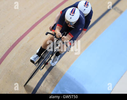 In Gran Bretagna la lora Turnham (retro) con pilota Corrine Hall in azione durante la donna B 3000m inseguimento Individuale Final durante il quarto giorno del 2016 Rio Giochi Paralimpici di Rio de Janeiro in Brasile. Foto Stock